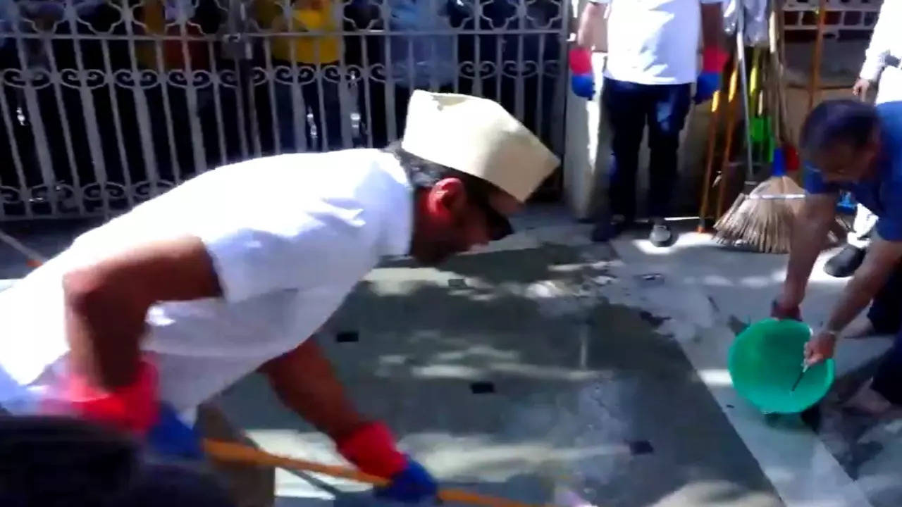 Jackie Shroff Cleans Mumbai's Ram Mandir Ahead Of Ayodhya Temple's Pran Pratishtha Event. Watch