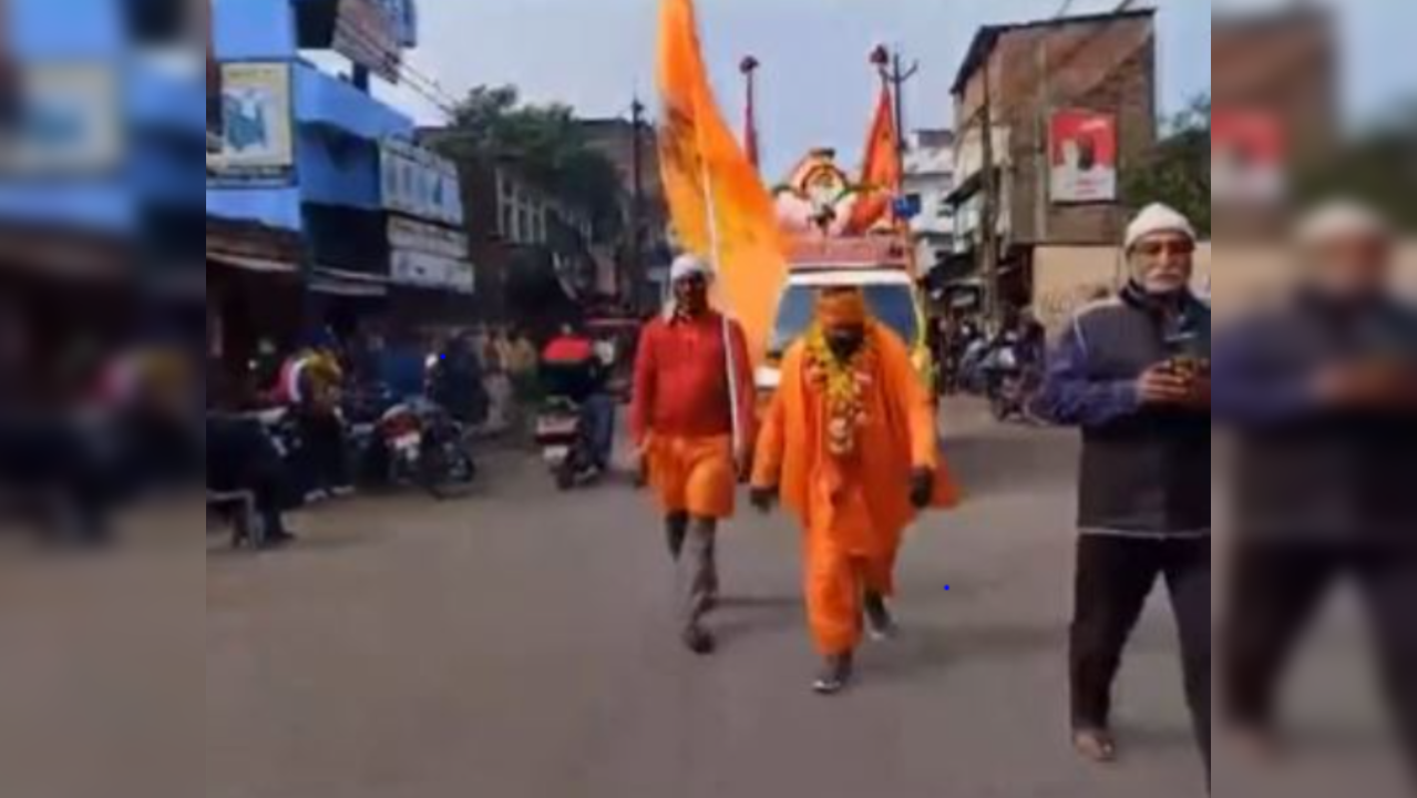 Saint Badri pulls Lord Ram chariot to Ayodhya with his braid