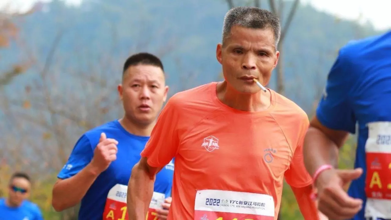 Uncle Chen, aka 'Smoking Brother', runs while smoking during the 2022 Xinanjiang Marathon. | Courtesy: Weibo