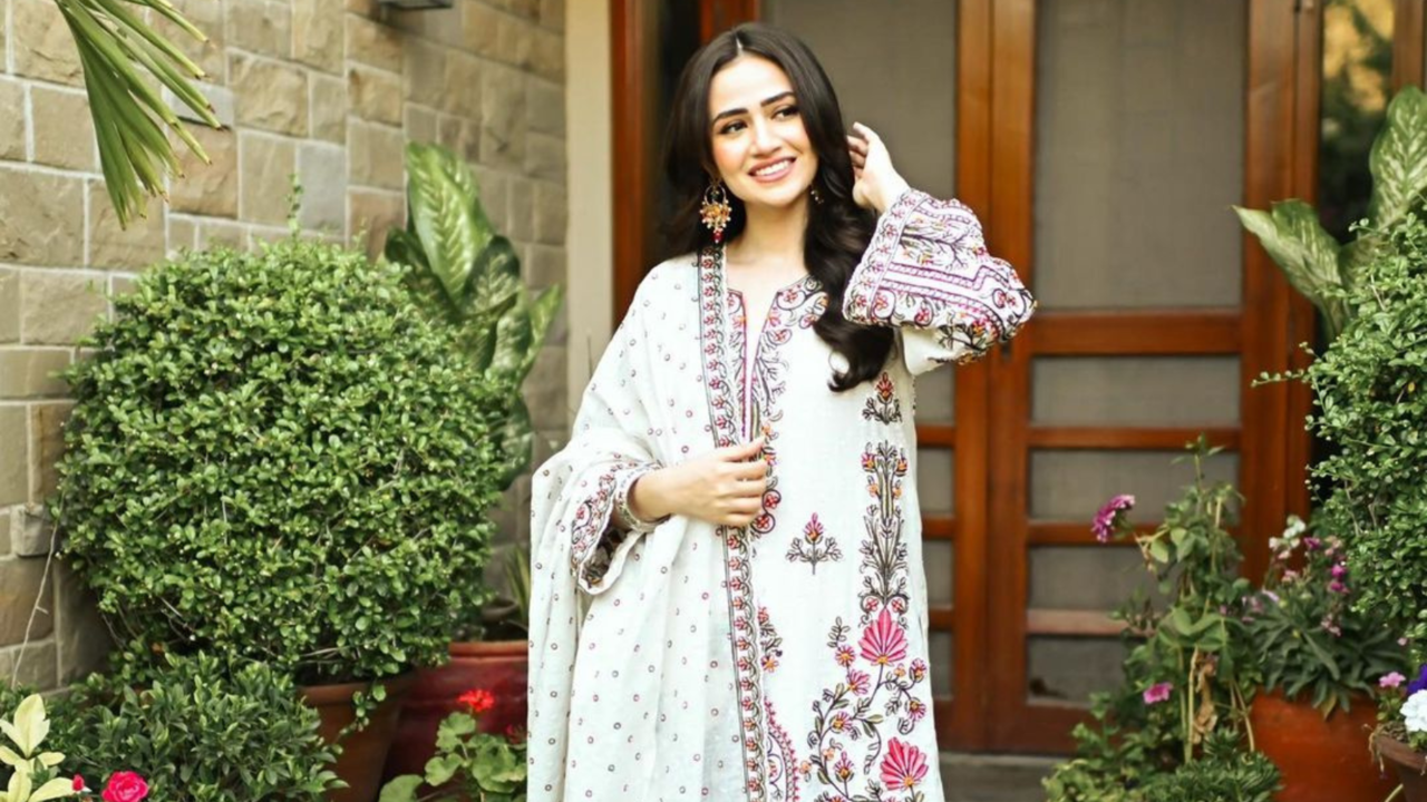 Sana Javed X Merakish Luxury Collection 2023 | Pakistani Latest Fashion &  Designer Lawn / Party Dresses Collection