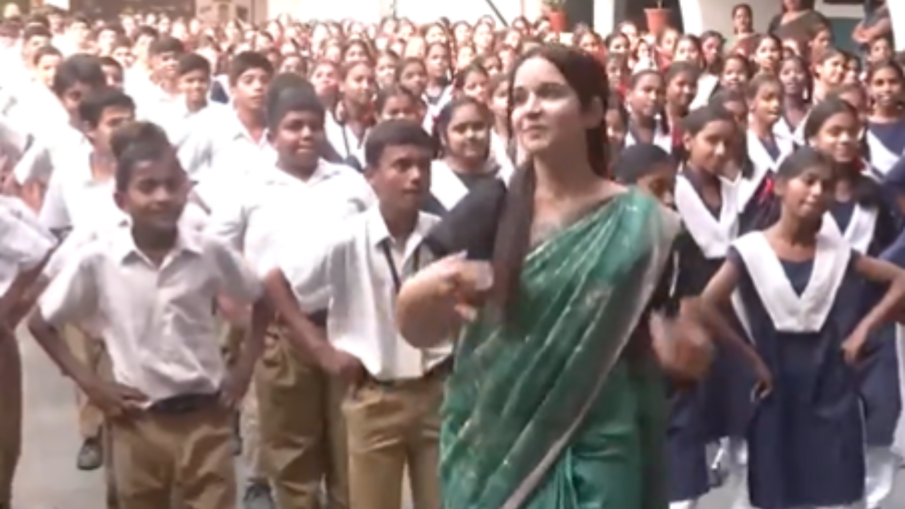 Nagpur Teacher's Dance To 'Ram Ayenge' With Students Goes Viral.