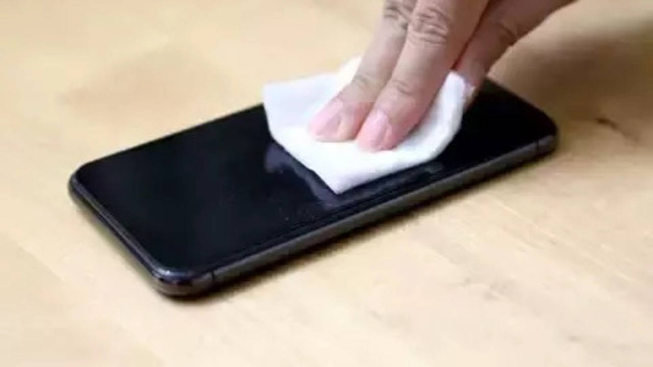 how to sanitize your mobile screen from dust and bacteria attack