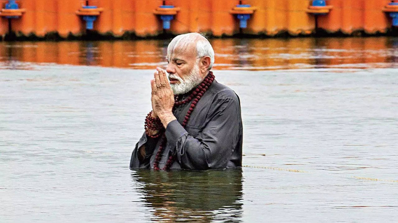 Old Photo Of PM Modi In Ganga River