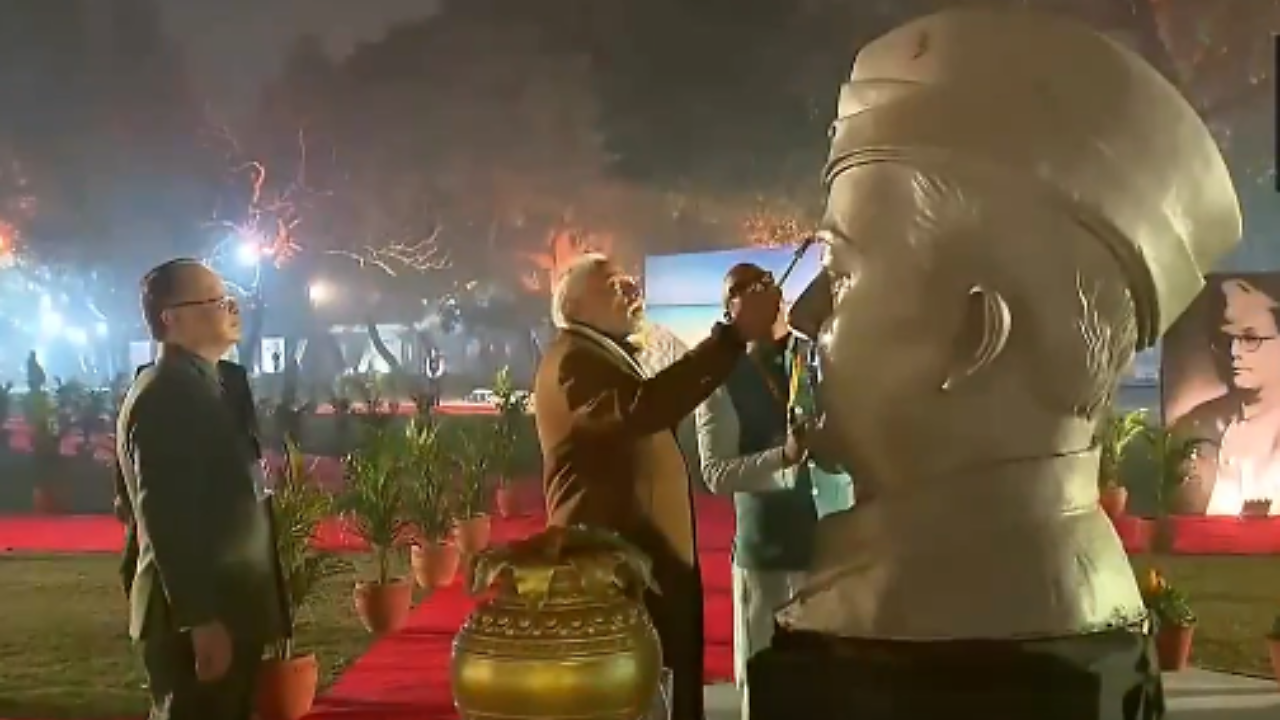 Watch: PM Modi Turns Sculptor For Grand Netaji Statue At Red Fort ...