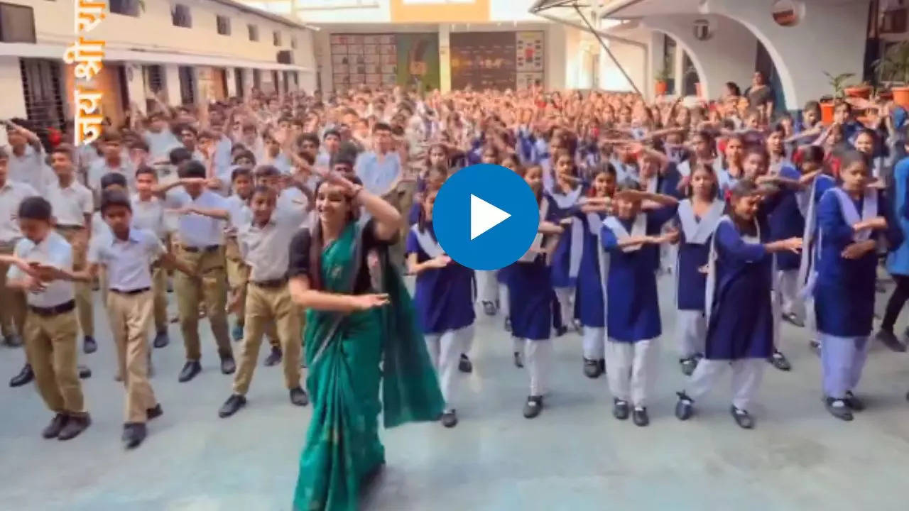 Teacher dance with students on 'Mere Ram Aayenge'