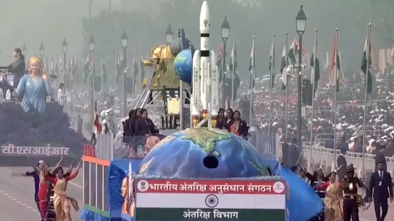 ISRO's Republic Day parade tableau featured Chandrayaan-3 and Aditya L-1. | Courtesy @AkashvaniAIR/X