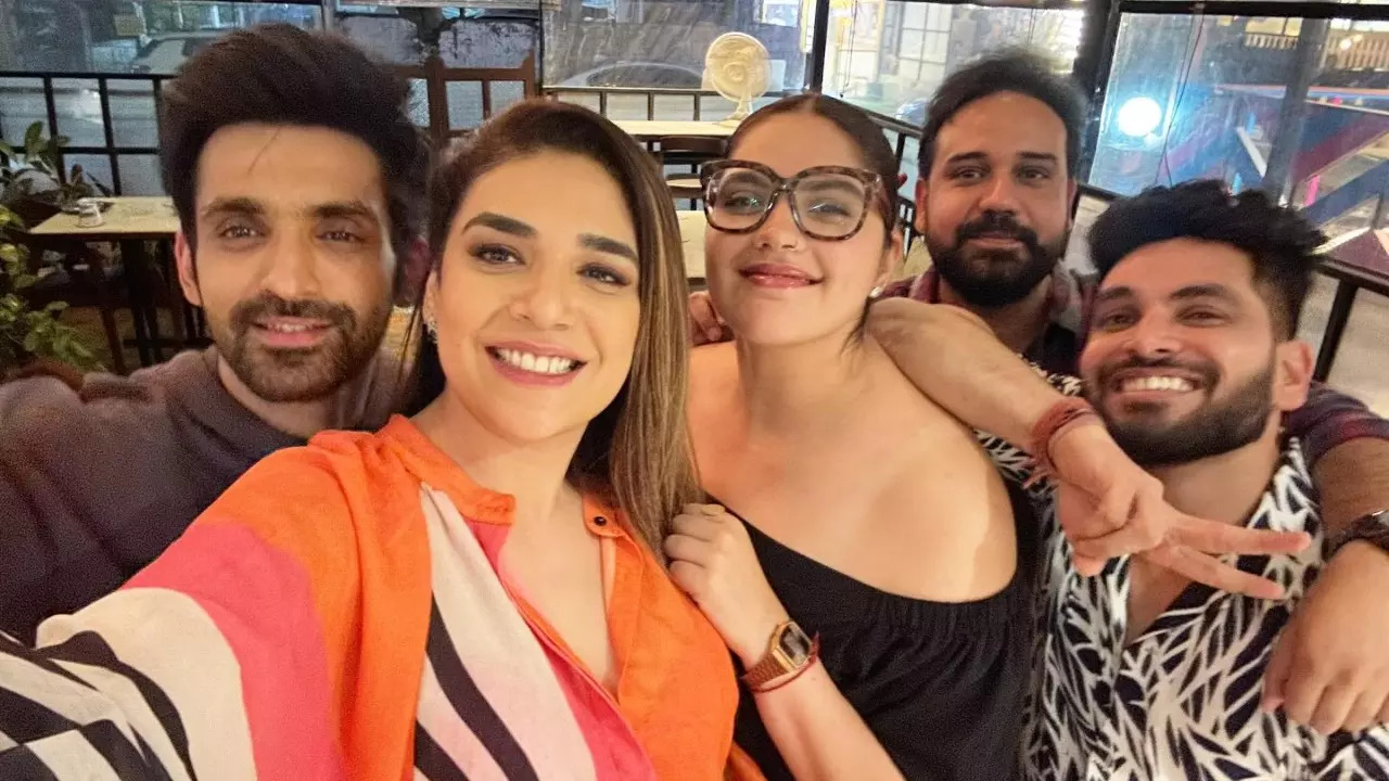 KKK 13's Anjum Fakih, Shiv Thakare, Anjali Anand, Arjit Taneja Reunite For Dinner Date