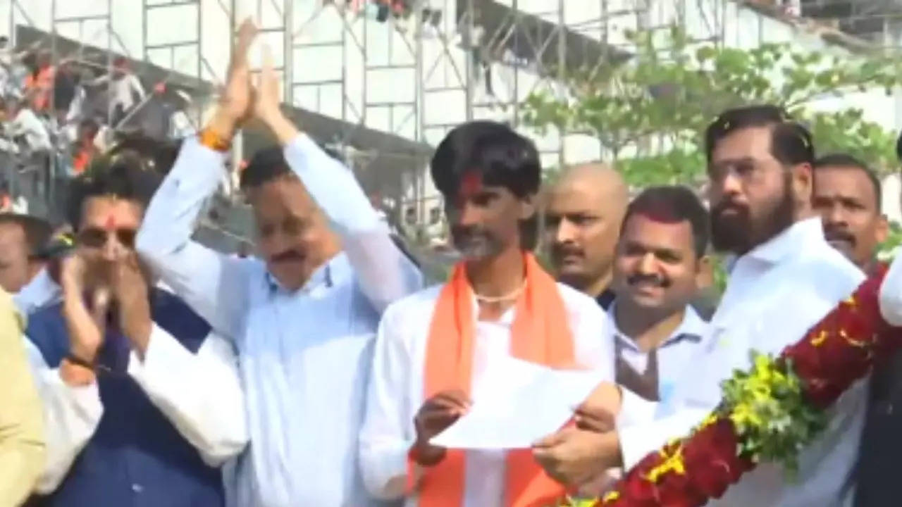 Maratha Quota Leader Ends Hunger Strike In Presence Of Maharashtra CM ...