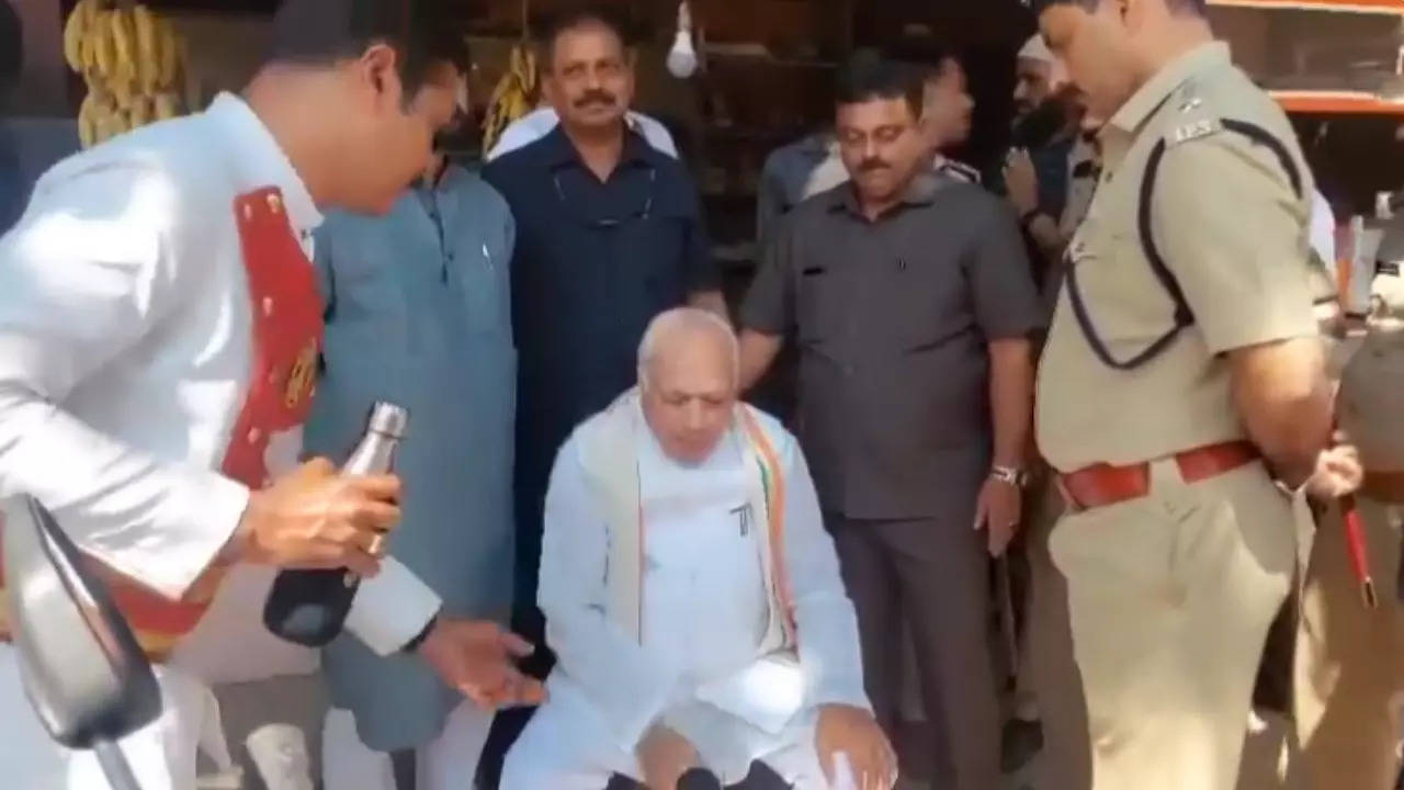 Kerala Governor Arif Mohammad Khan sit-in protest on roadside