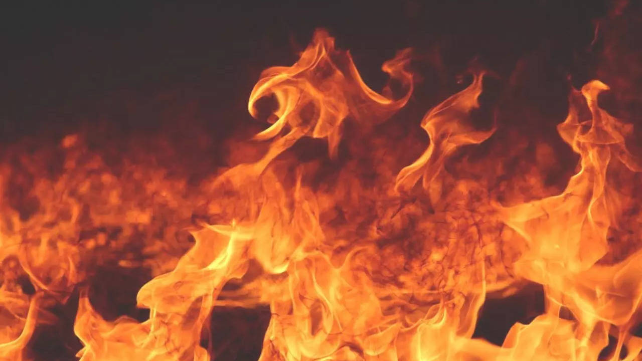 dreaming of fire know these 9 interpretations of seeing fire in dream aguner swapna dekhle ki hoy