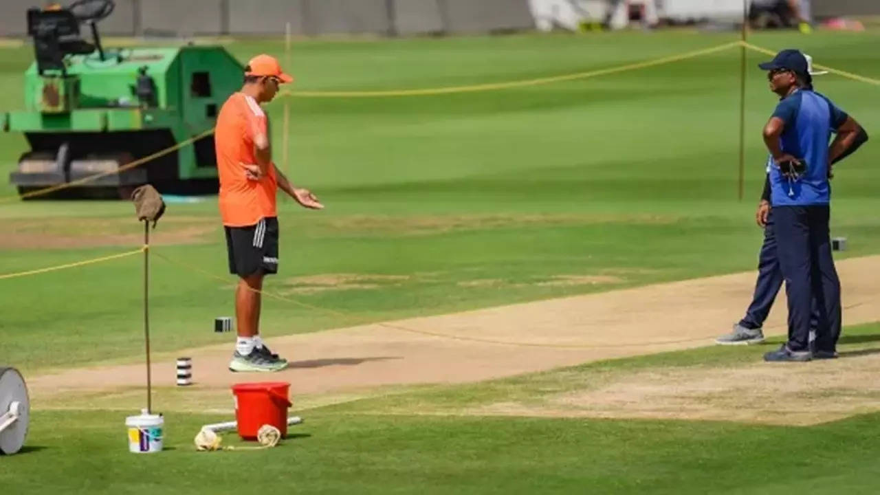 Rahul Dravid Spotted Talking To Groundsmen After Play in IND vs ENG