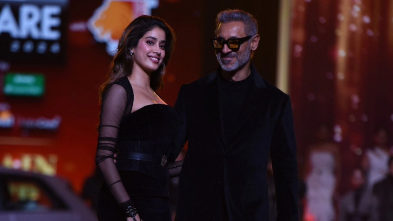 Janhvi Kapoor with Nikhil on the ramp