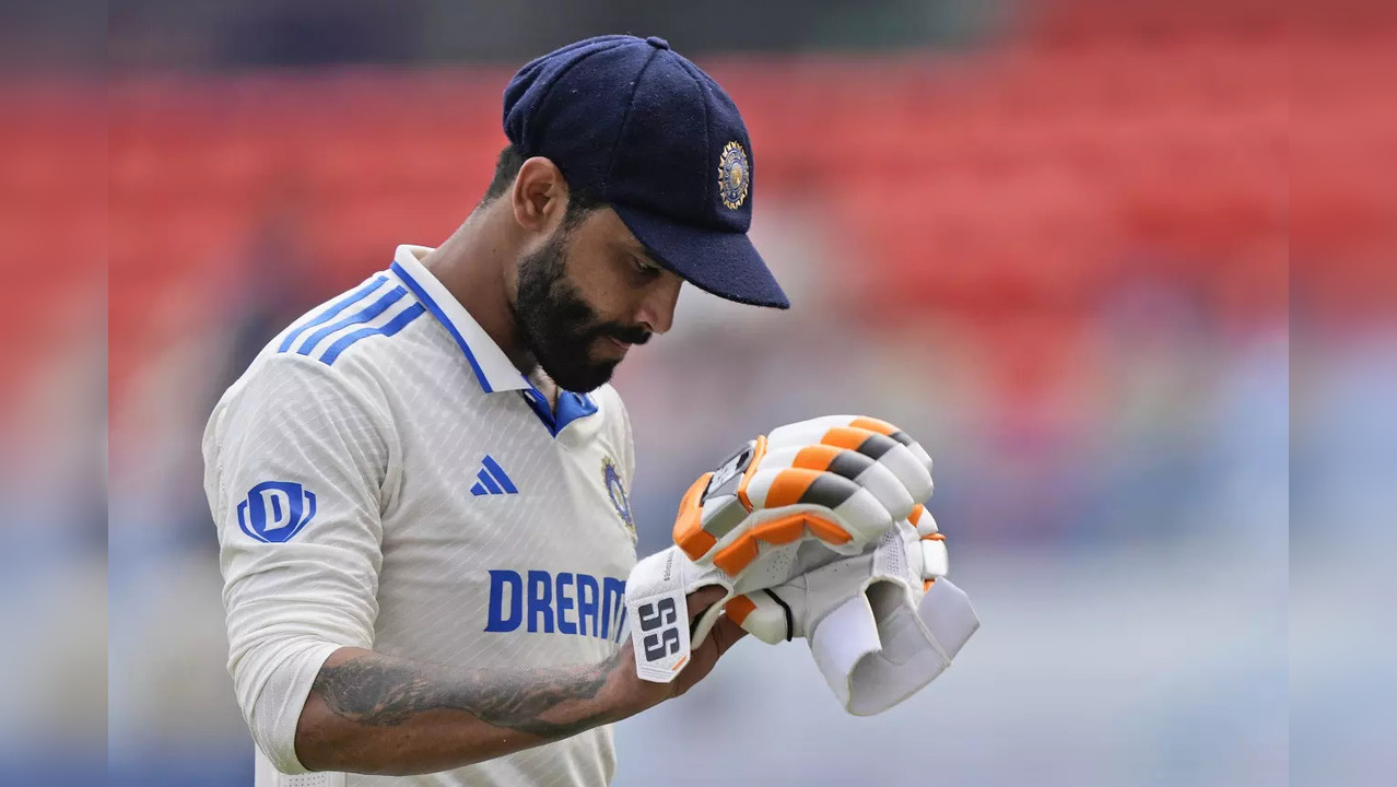 Ravindra Jadeja suffered an injury during the 4th day's play of 1st Test between India and England