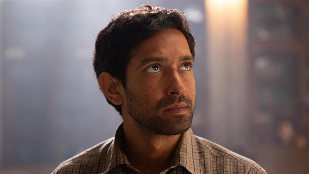 Vikrant Massey portrays IPS Manoj Sharma in the film 12th fail.