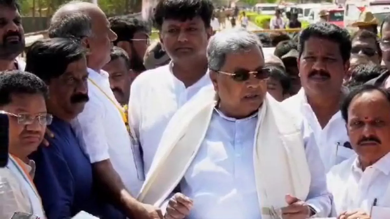 On Gandhi's Death Anniversary, Siddaramaiah Blames 'Godse Descendants' For Hanuman Flag Row