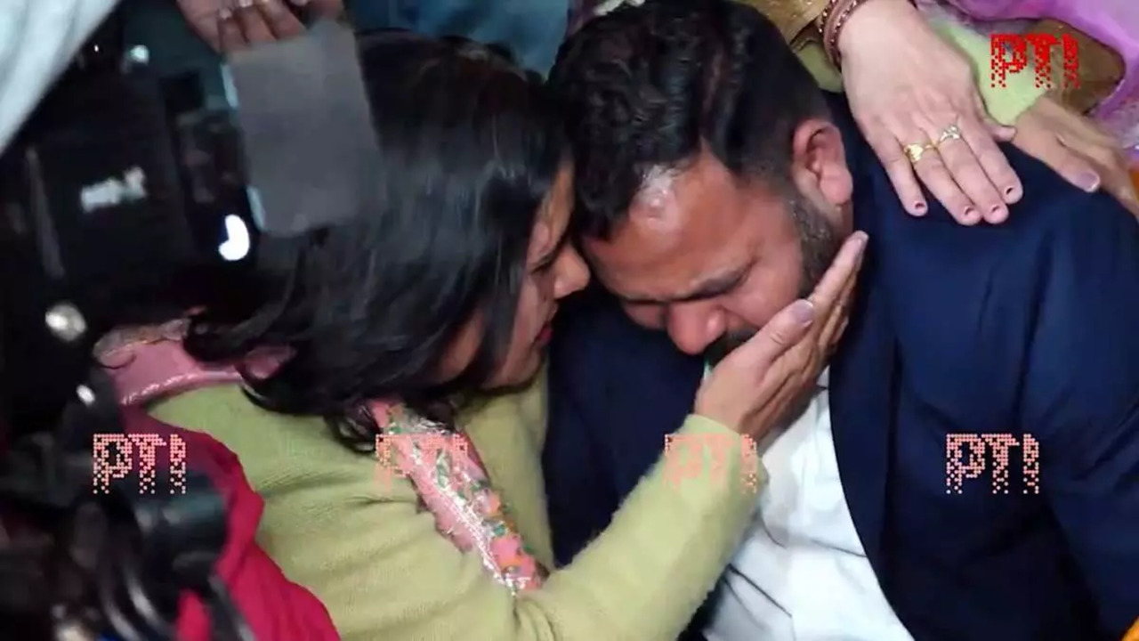 AAP's Kuldeep Kumar In Tears After Losing Chandigarh Mayor Polls To BJP