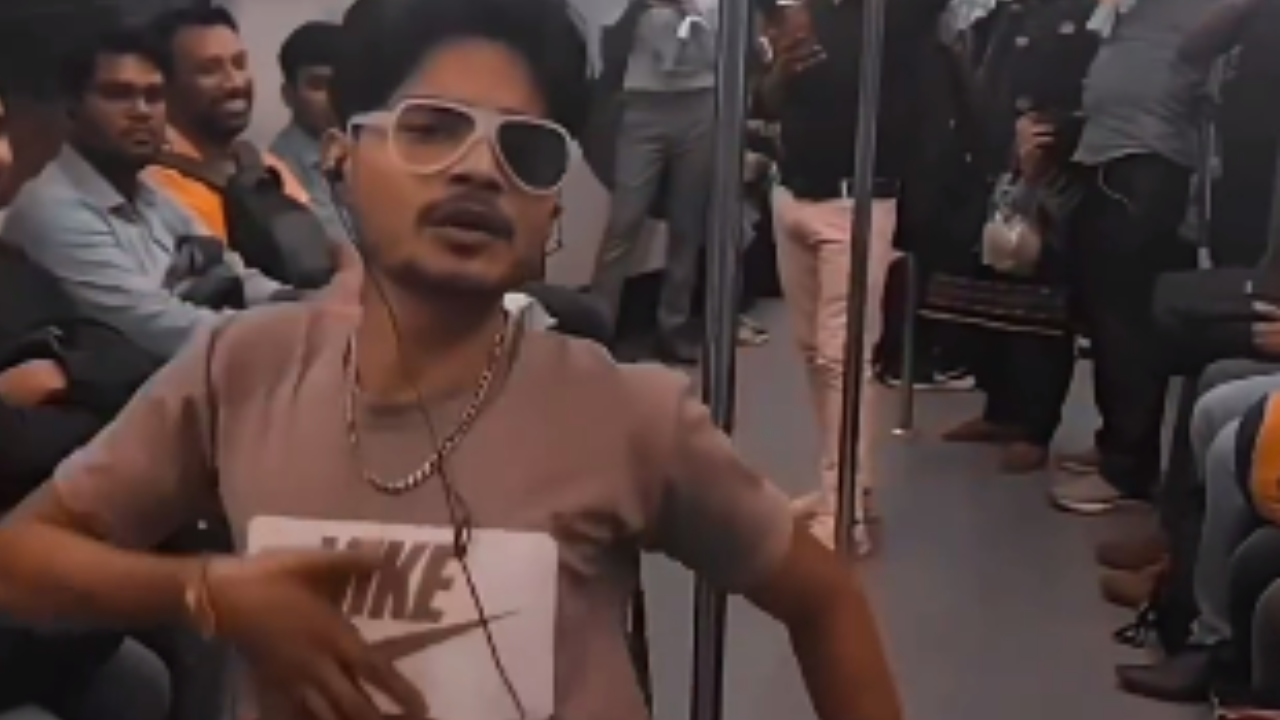 Man Wearing Bizare Attire Dances To Tinku Jiya Inside Delhi Metro | Watch