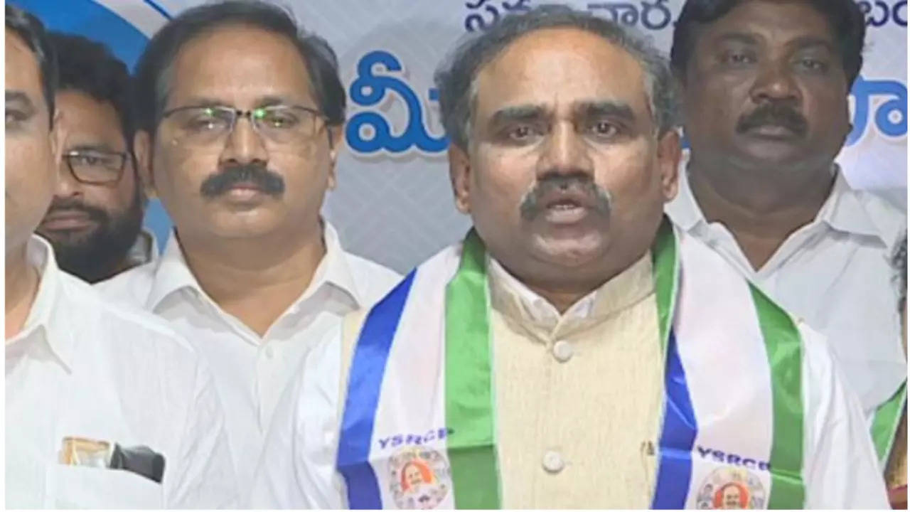 వైసీపీలో చేరిన మాజీమంత్రి : ఐదేళ్లలో ఐదు పార్టీలు జంప్...చివరికి జగన్ ...