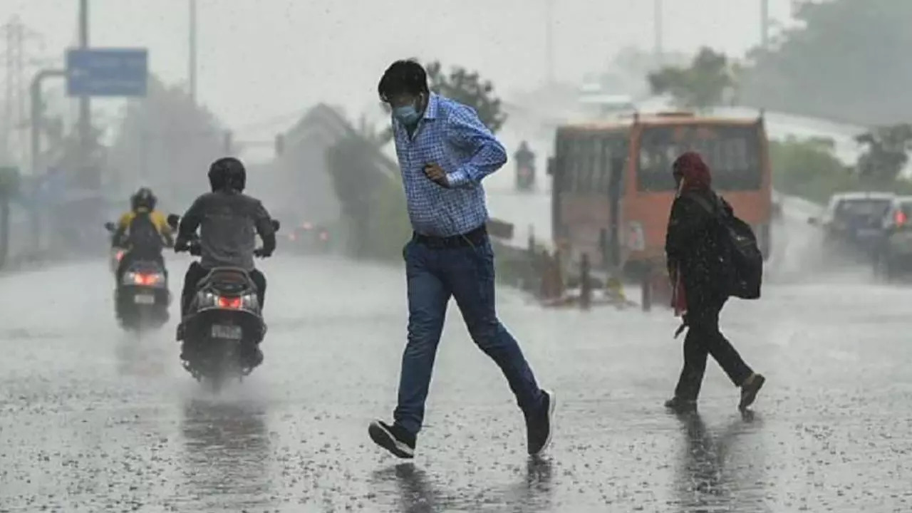 light rain in delhi