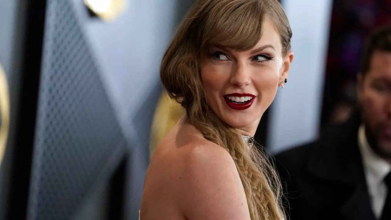 Taylor Swift Cracks Up At Trevor Noah's NFL Joke During Grammy Awards 2024