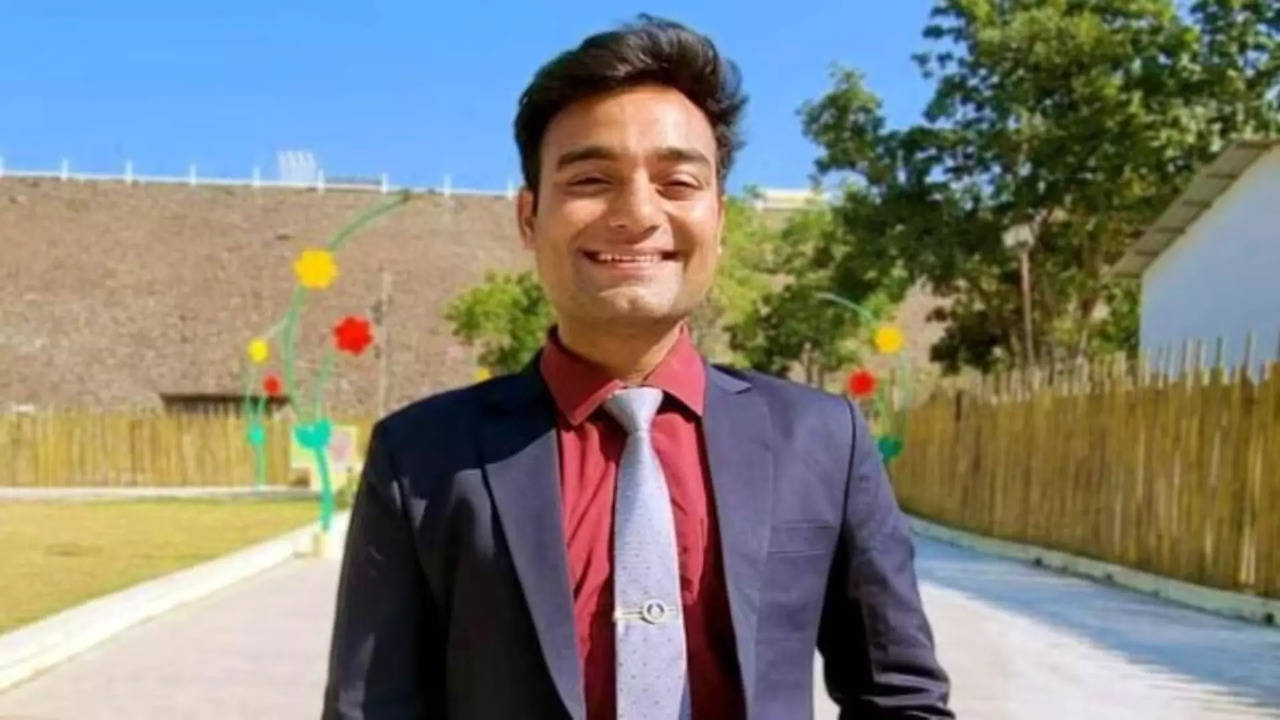 UPSC IAS Topper: Meet IAS Himanshu Gupta, Tea Seller's Son Who Cracked IAS Exam Without Coaching