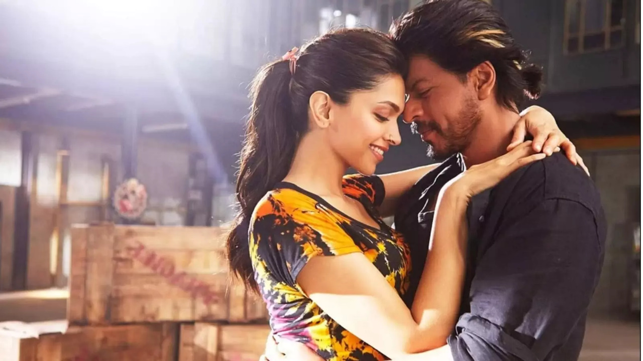 Deepika Padukone and Shah Rukh Khan in a still from Happy New Year (2014)