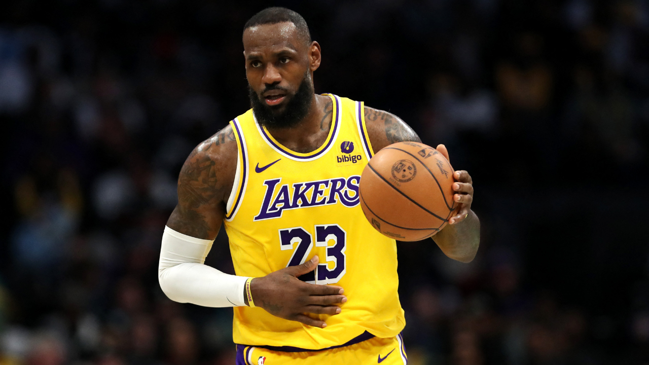 LeBron James Dodges Lakers' Trade Deadline Question: 'I Don't Get Caught Up In...'