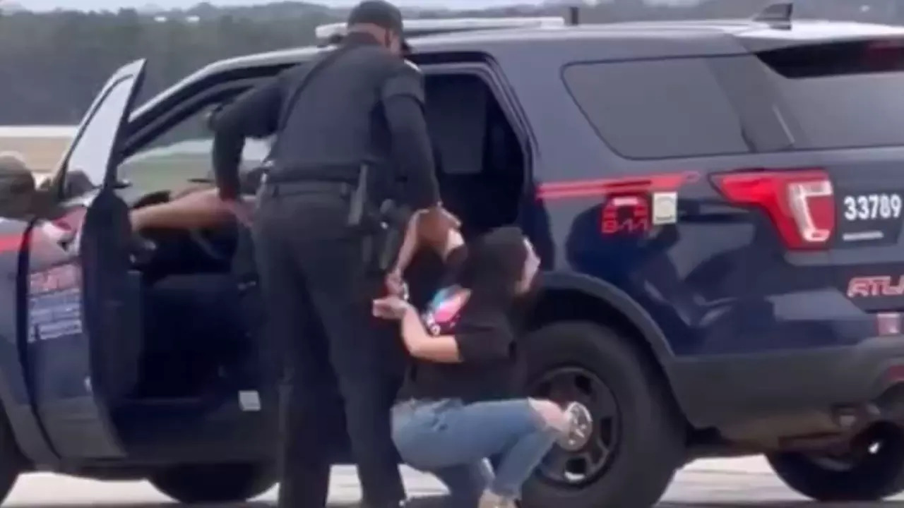 Atlanta Airport police take Lezlie Hernandez Zapata into custody. | Courtesy: @ATLUncensored/X