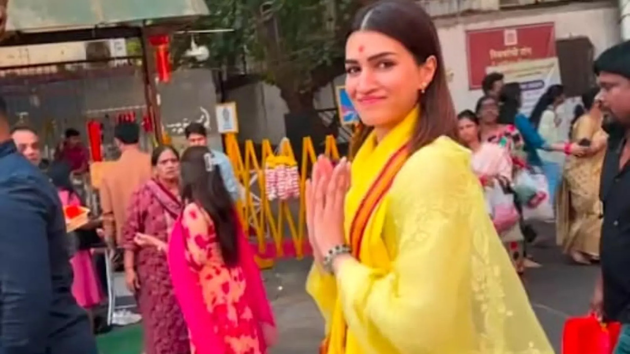 Kriti Sanon at Siddhivinayak Temple