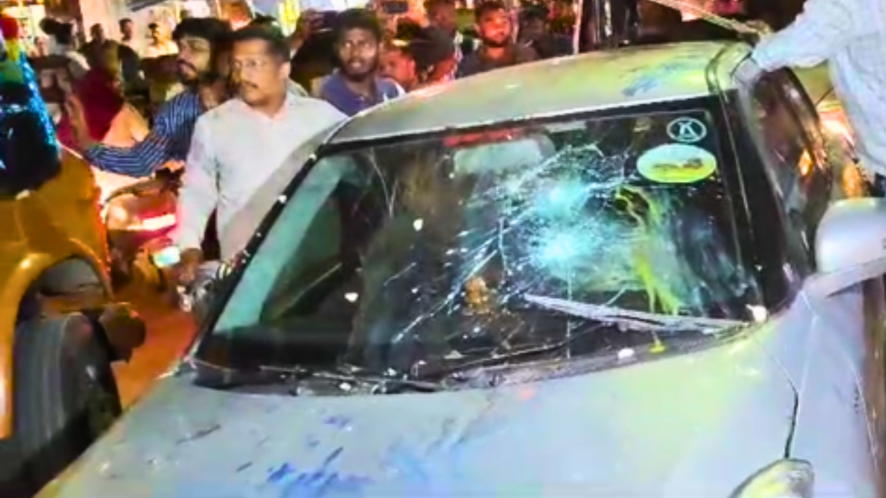 Attack On journalist nikhil wagle Car