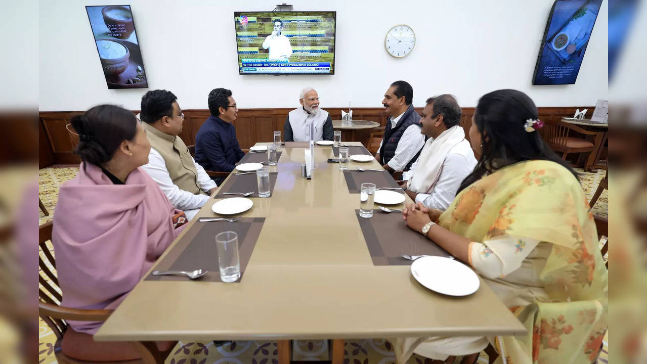 PM Modi having lunch with 8 MPs