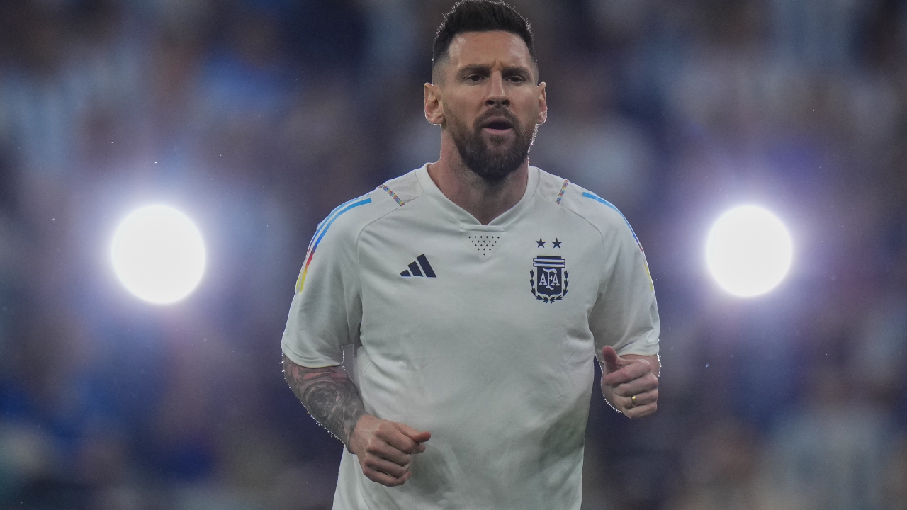 Lionel Messi Croatia warm up fifa 2022 -AP