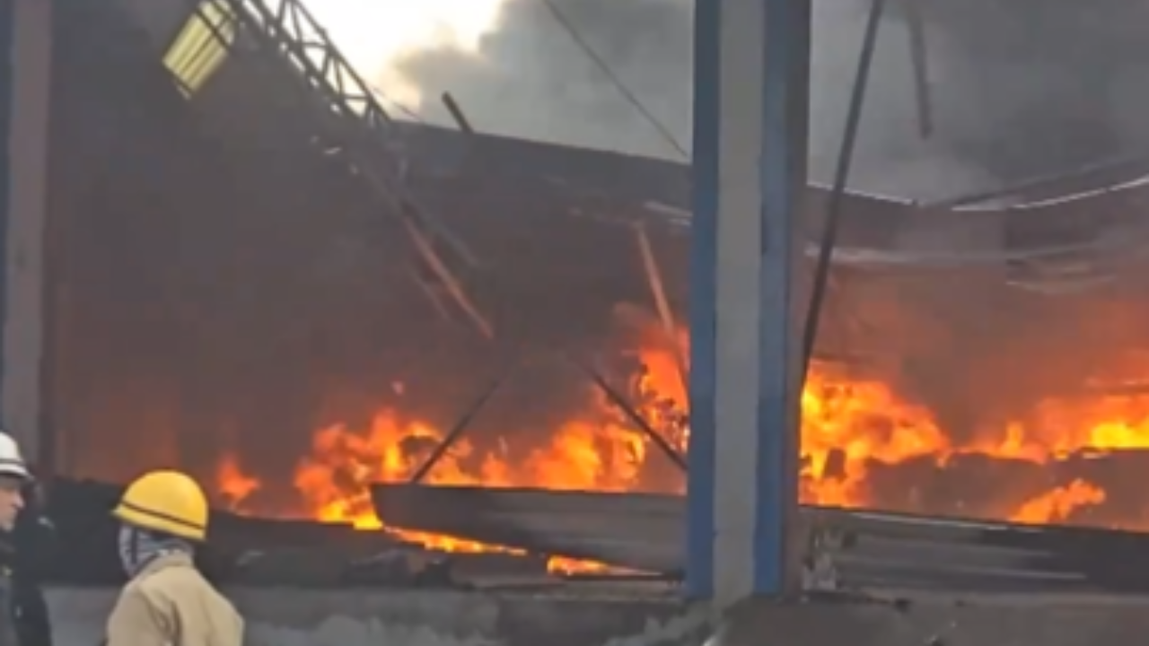 Massive Fire Breaks Out at Alipur Shoe Factory in Delhi |Video