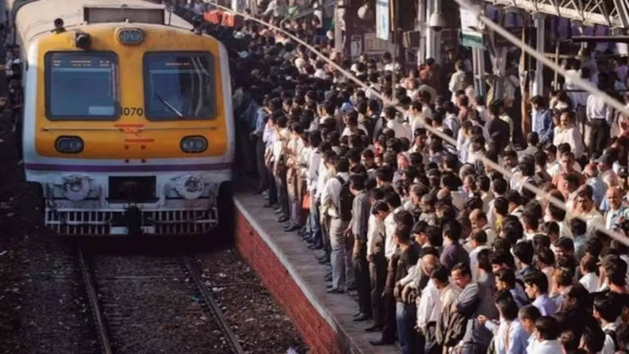 mumbai local delay due to techinical error in signal system