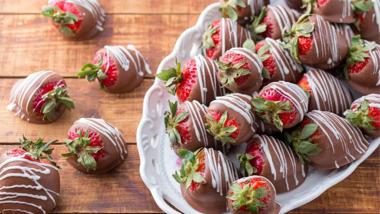 Chocolate-dipped strawberries for V-Day