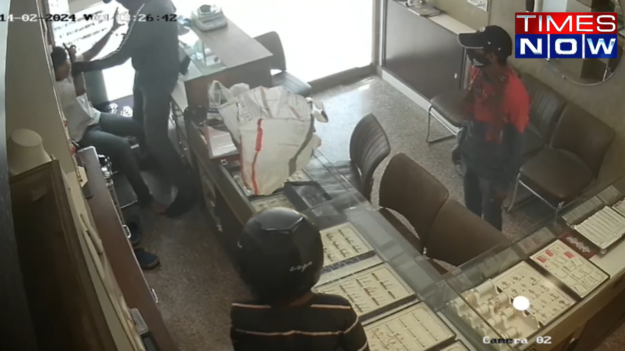 Caught on Camera: 3 Men Armed With Knife Loot Hyderabad Jewellery Store In Akbarbagh