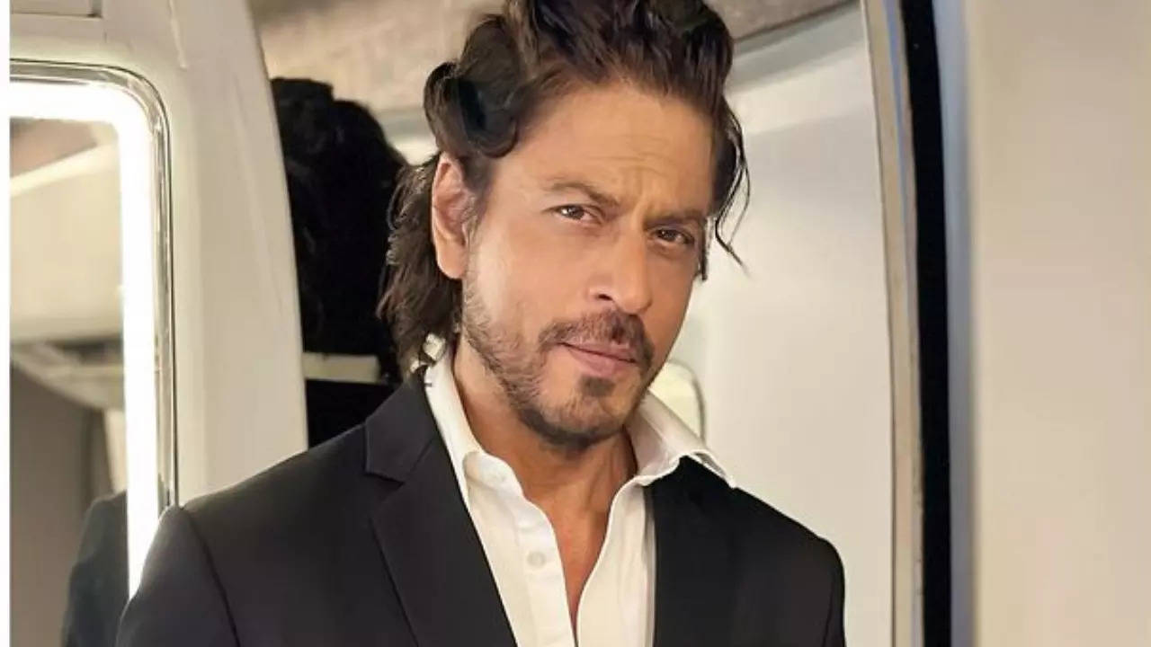 Shah Rukh Khan New Look in Jawan Leaked Online See SRK Inside Pics | Shah  Rukh Khan New Look: 'जवान' के सेट से ऑनलाइन लीक हुई वीडियो और तस्वीरें, SRK  के कूल