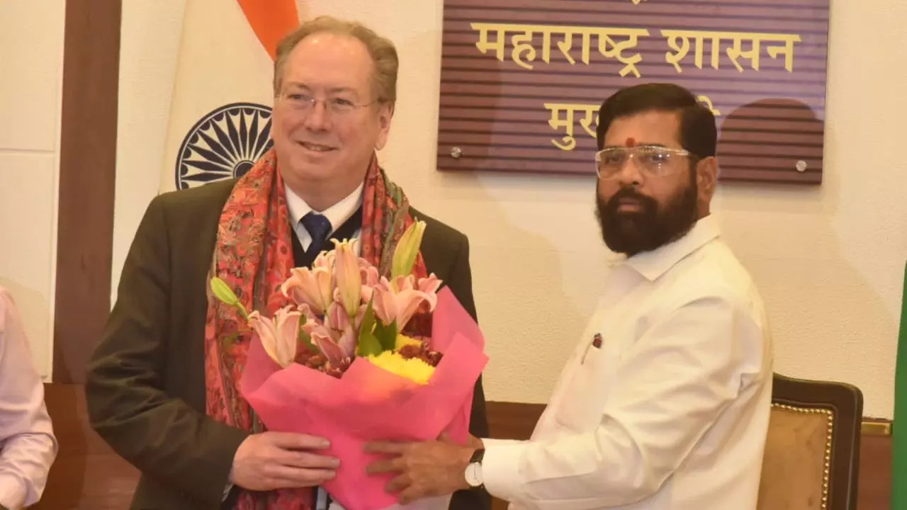 ​Maharashtra Chief Minister Eknath Shinde (left) with London Lord Mayor Michael Mainelli