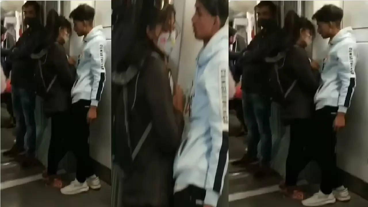 delhi metro viral video