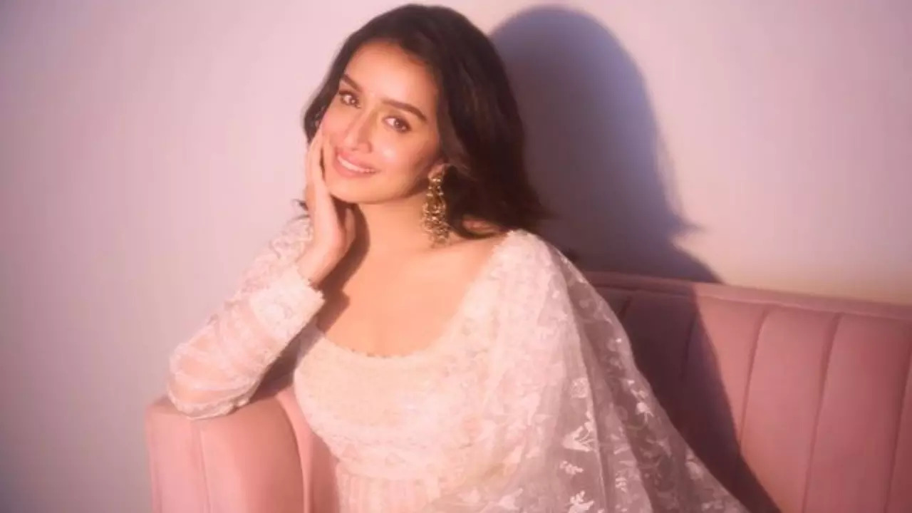 Shraddha Kapoor Stuns In Anarkali On Grandfather's Birth Anniversary, Fans Go 'She's The Prettiest'