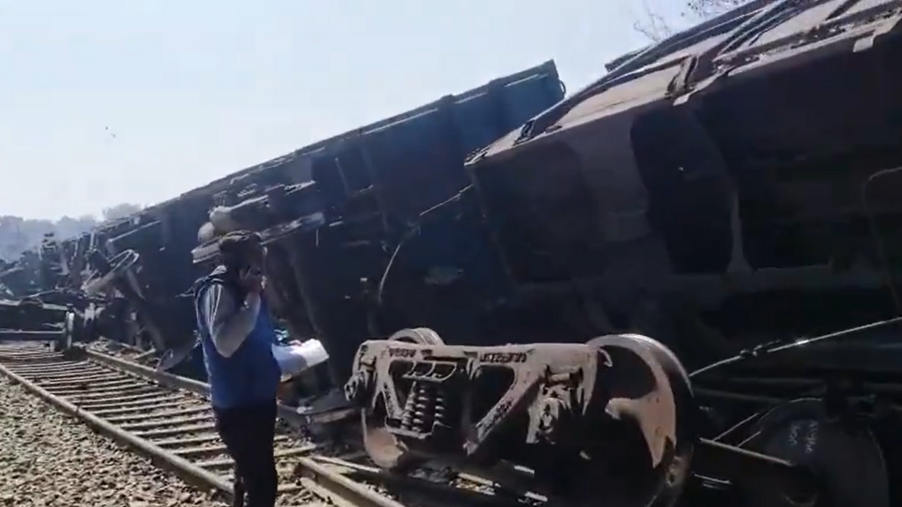 Eight wagons of a goods train derail on Patel Nagar-Dayabasti section in Delhi area.