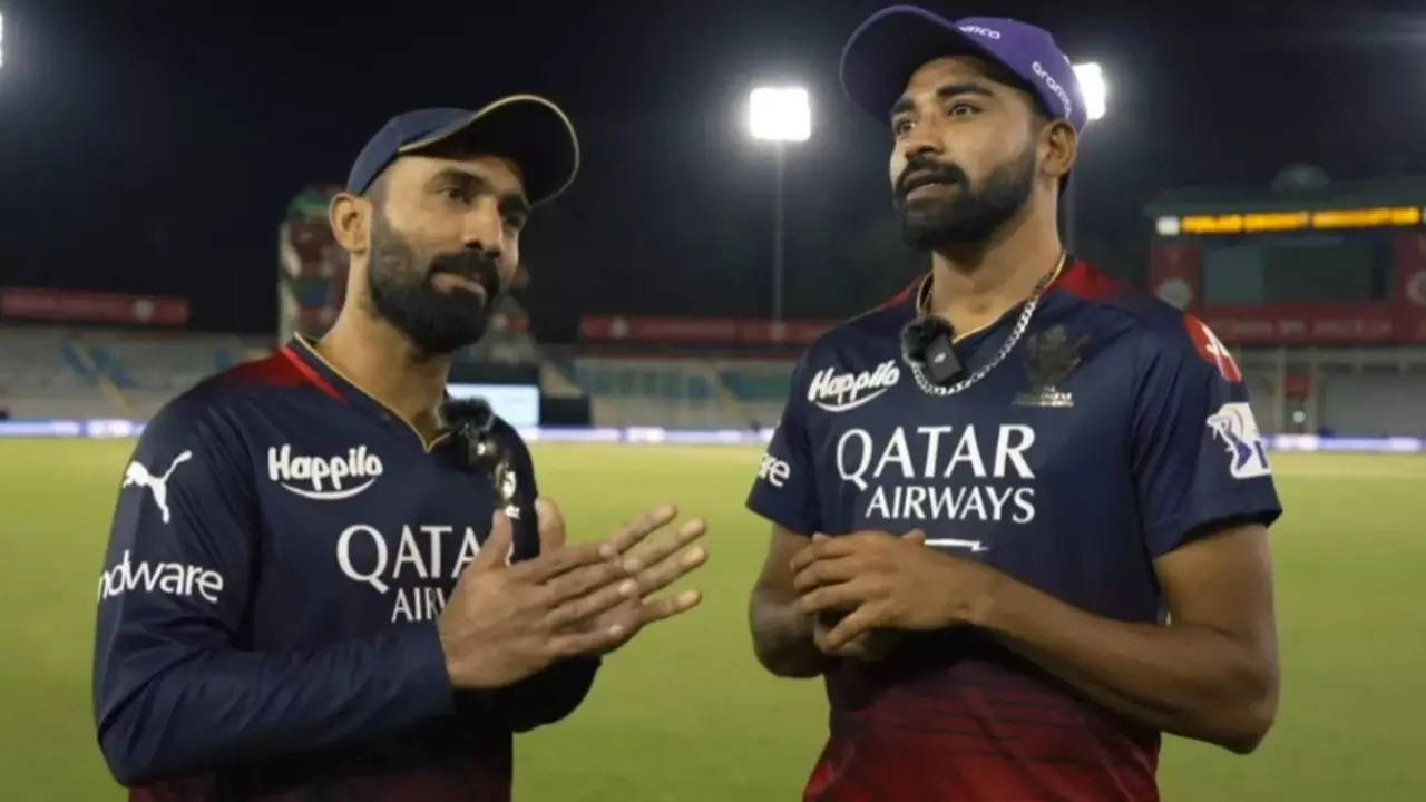 Mohammed Siraj's HILARIOUS 'RCB' Banter With Dinesh Karthik On Air During IND vs ENG 3rd Test Goes VIRAL