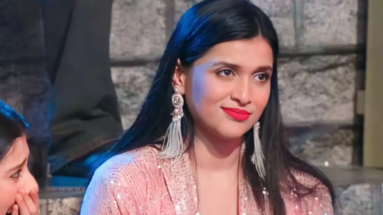 Mannara Chopra Slams Akasa Air For Damaging Her Bags; Airline Says 'Won't Waive The Fee'