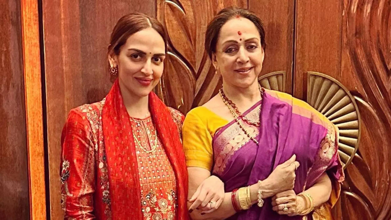 Hema Malini Hints At Esha Deol Joining Politics After Separation With  Bharat Takhtani: She Is Very Interested | Hindi News, Times Now