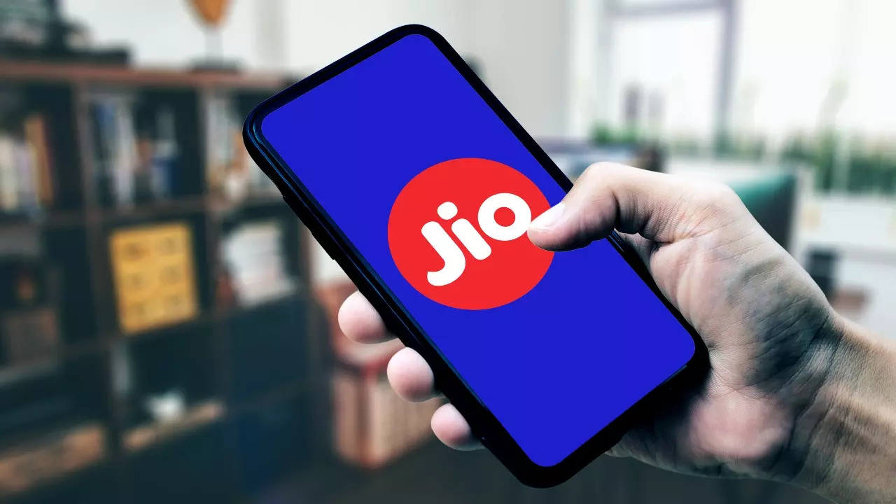 Nardhani's Jio Fibre outage complaints are usually met with stock responses from Jio Care. | Image: File