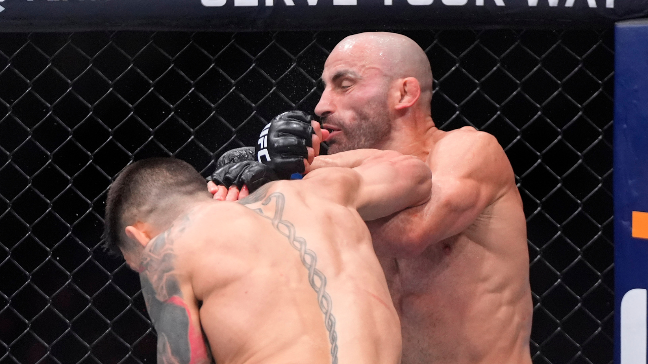 Alexander Volkanovski absorbing a heavy blow in his encounter against Ilia Tupuria at UFC 298