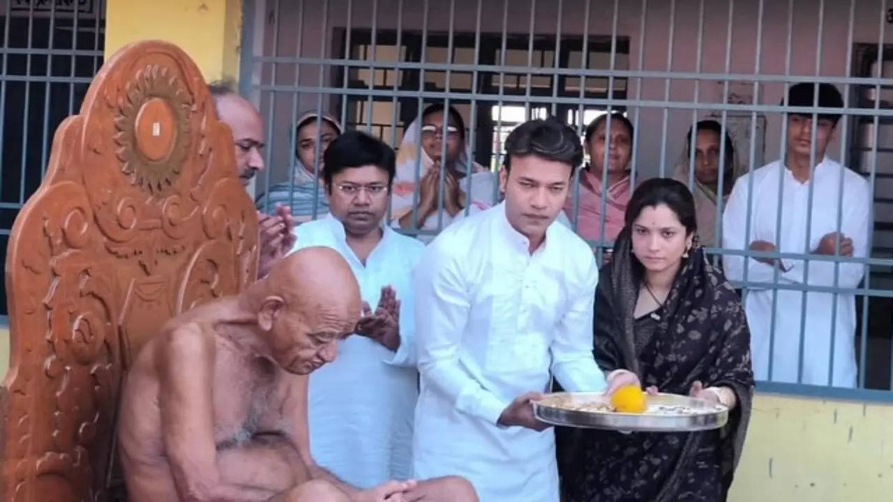 Ankita Lokhande-Vicky Jain Mourn Demise Of Jain Seer Acharya Vidyasagar Maharaj