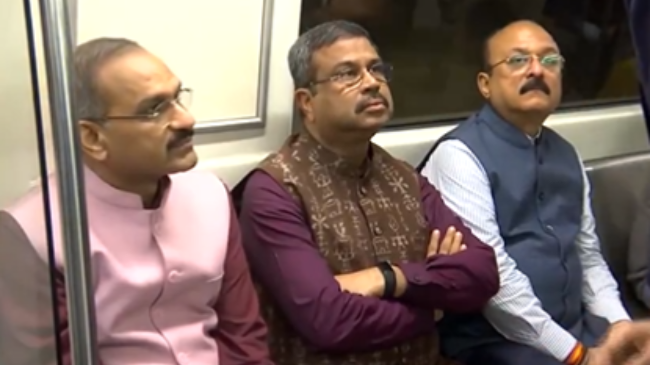 Education Minister Dharmendra Pradhan Takes Delhi Metro To Reach Pitampura |Video