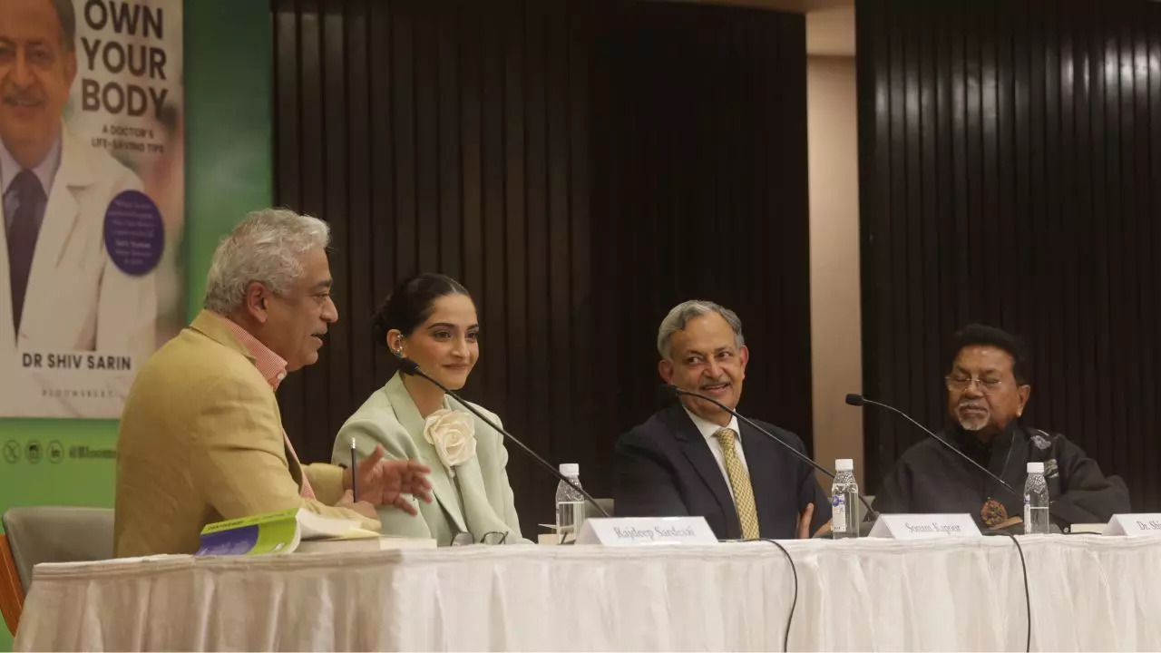 L to R: Rajdeep Sardesai, Sonam Kapoor, Dr Shiv Sarin and Satish Gupta. Credit: Manoj Kesharwani