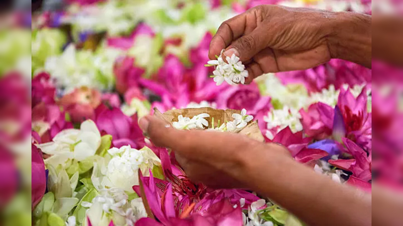 Flower offerings to Lord Shiva on Mahashivratri